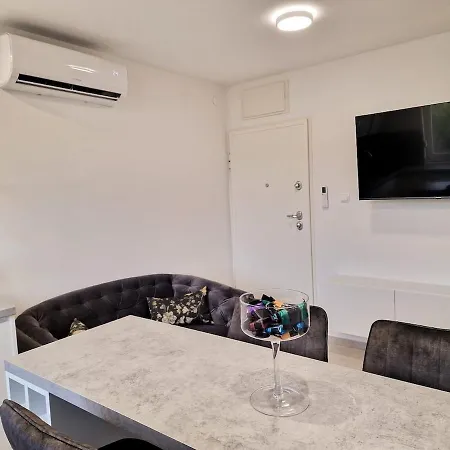 Monlux Studio Apartment Σπλιτ